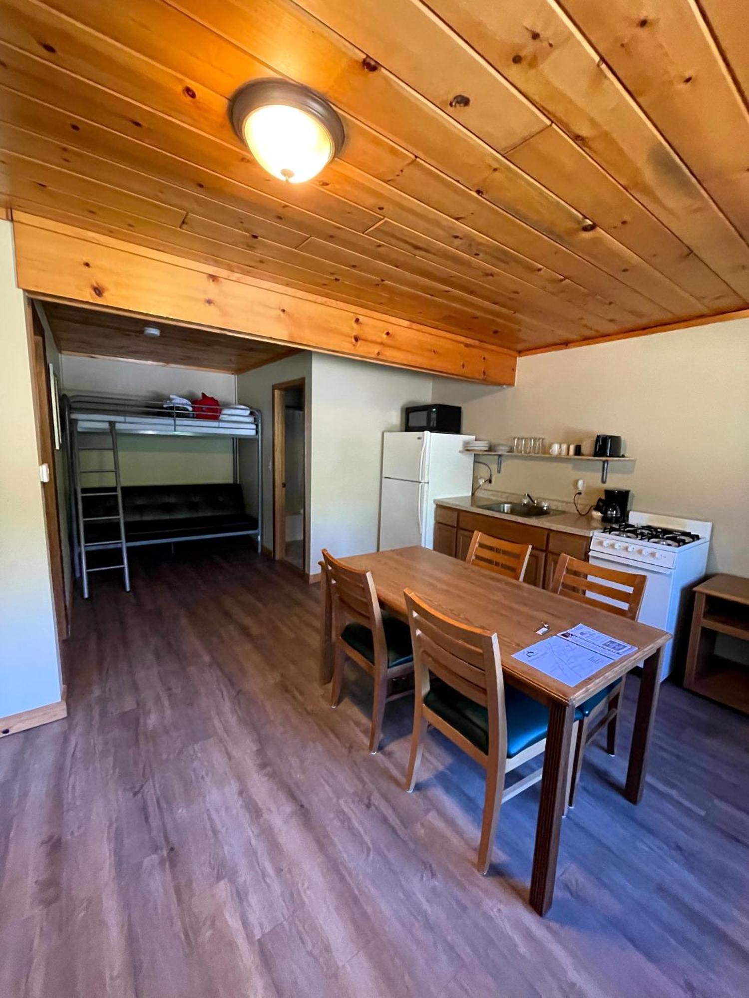 Hanging Horn Lakeside Resort Moose Lake Екстер'єр фото